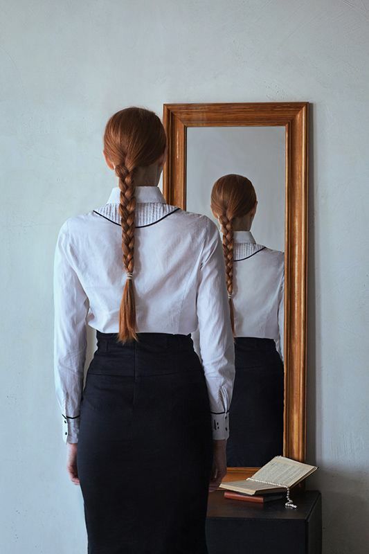 Mujer ante el espejo — la identidad que aprendió a obedecer